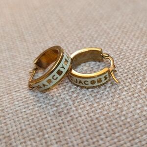 MARC BY MARC JACOBS earrings Classic Huggie Hoops gold tone white Enameled